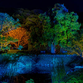 Vista nocturna de la casa de eventos