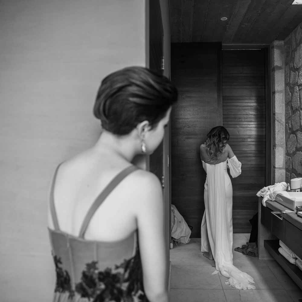 Novia preparándose en la suite nupcial de Jardín Agua Viva