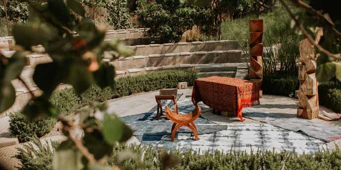 Recepción en el jardín con sillones y montaje bohemio